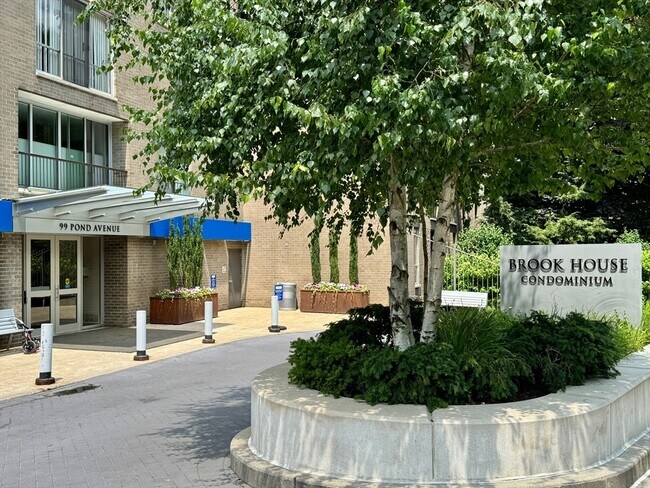 Building Photo - 99 Pond Ave