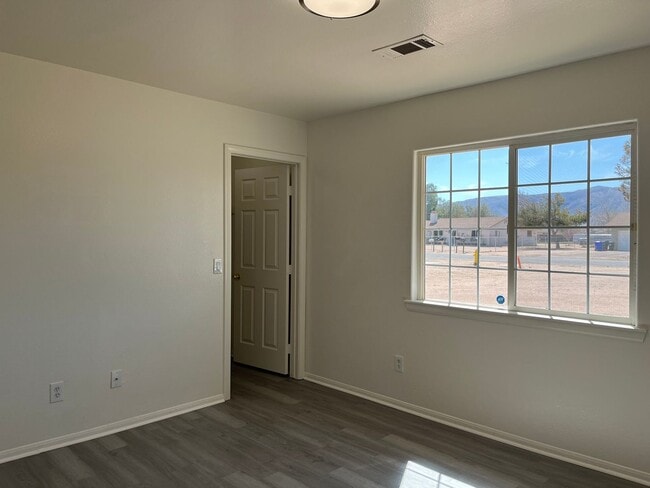 Building Photo - 3 bedroom 2 bathroom home available in Apple Valley!