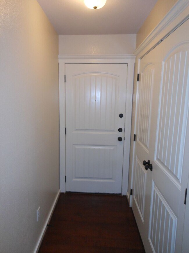 Building Photo - 2 Bedroom 1 Bath Apartment (40% 1st Month ...