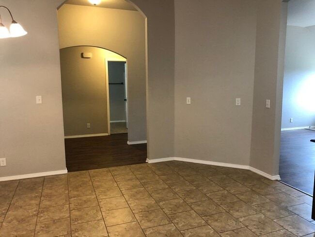 Building Photo - Bixby Schools -  3 Bedroom 2 Bath in The T...