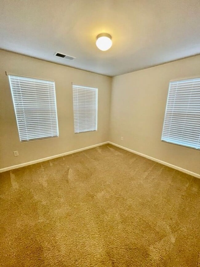 Building Photo - Luxurious 2 story 3 bedroom 2.5 bath Townhome | Located Off Airport Rd in Salisbury