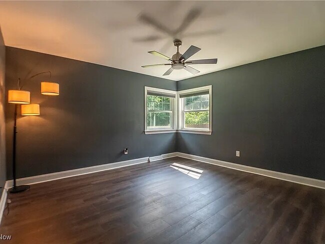 Building Photo - 216 W Glenridge Rd
