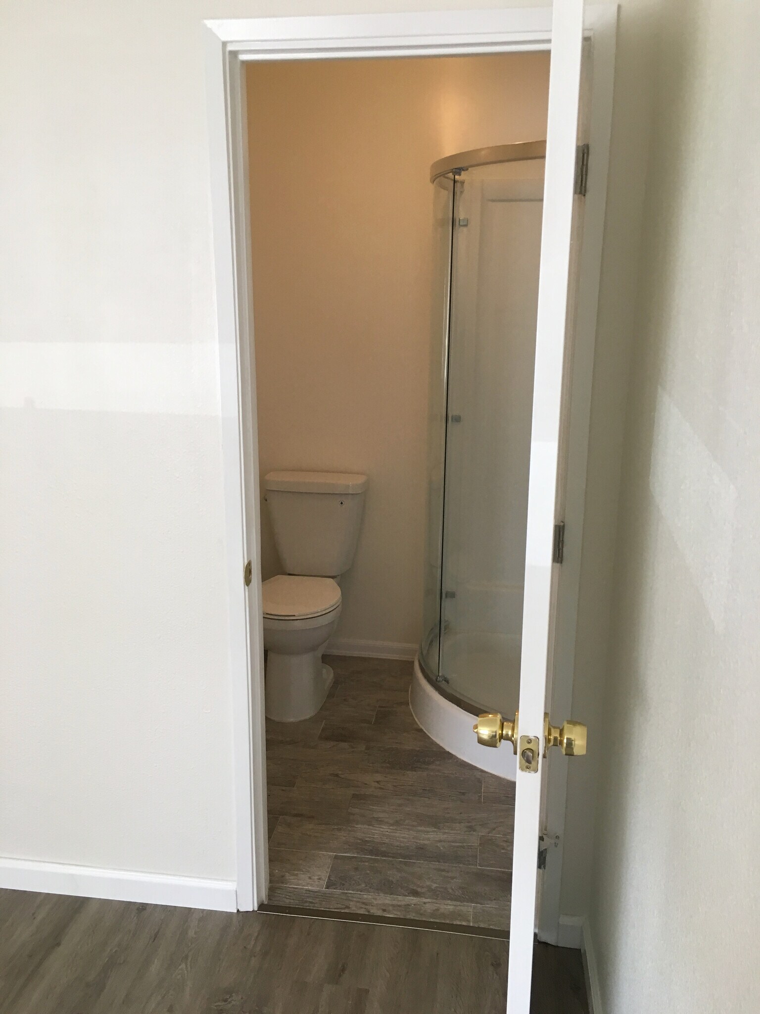 Bathroom 1 (note: hardware and ceilings updated) - 1924 Park Grove Ave