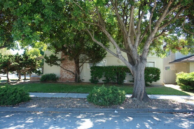 Building Photo - 1590 De Rose Way