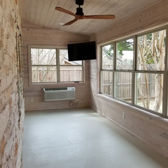 Building Photo - Stunning Home - North Cat Mountain - 4 bed...
