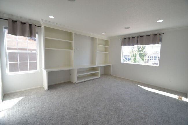 Building Photo - 4 bedrooms and large loft in Banning Lewis...