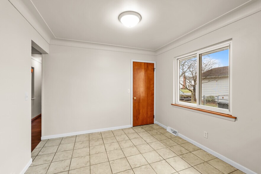 Building Photo - 5525 Sunnyside Dr