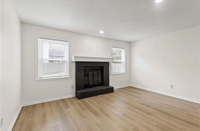 Building Photo - 602 SE Brentwood Dr