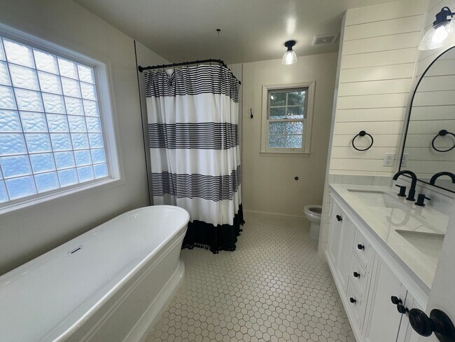 Building Photo - Don't miss this beautiful 3-bedroom, 2.5-bath home with a bonus room in the highly sought-after J...