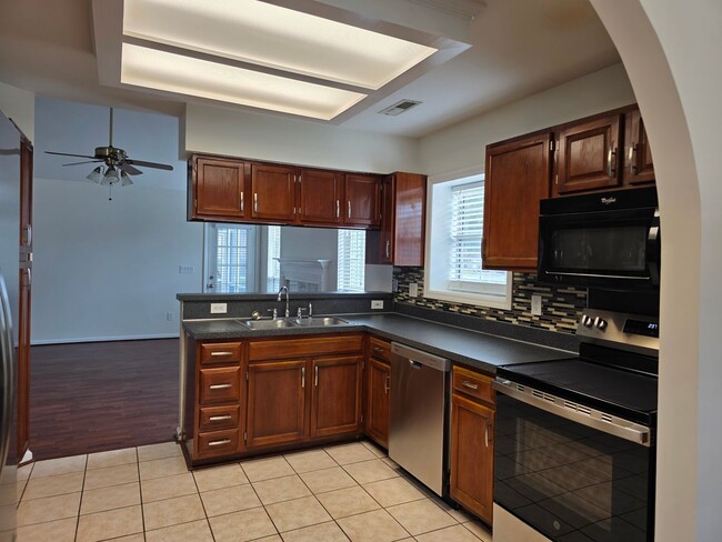 Building Photo - Charming 3-Bedroom Home in Desirable Shadowmoss Community