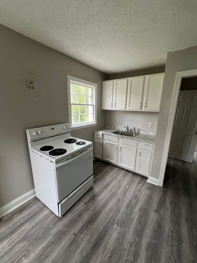 Building Photo - Two bedroom one bath