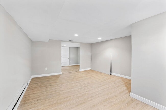 Building Photo - ???UPDATED 3 BEDROOMS AND 1BATH HOME WITH ...