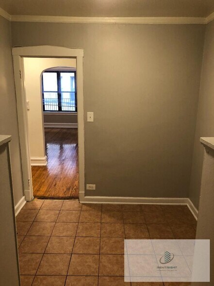 Building Photo - 6364 N Hermitage Ave