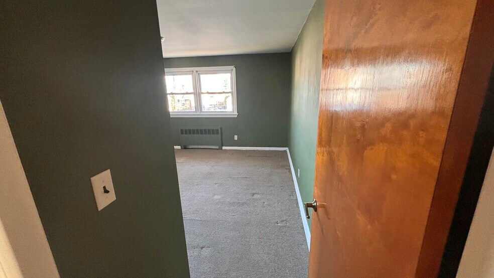 2nd bedroom - 870 Louisa St