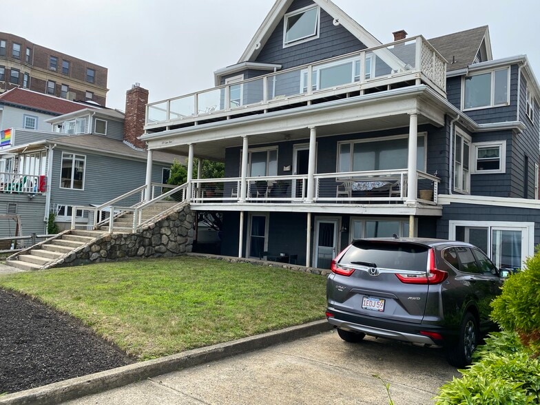 Garden level - dedicated parking, exclusive use patio - 271 Lynn Shore Dr