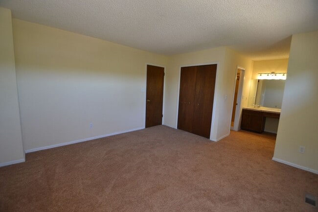 Building Photo - 4 Bedroom with AC and a fireplace on the W...