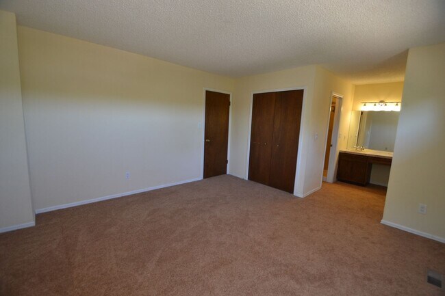 Building Photo - Westside 4 Bedroom with AC!
