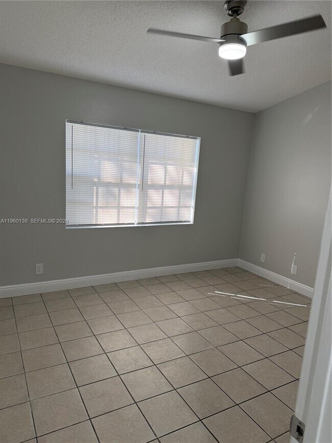 Building Photo - 1364 Cottonwood Cir