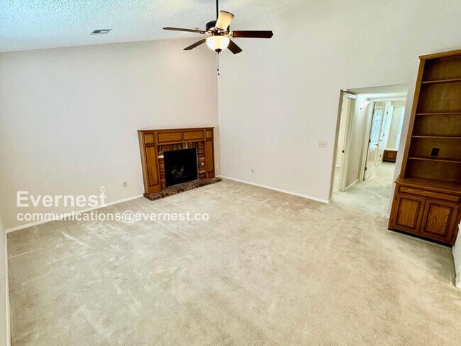 Building Photo - Lovely 2-Bedroom Home with Modern comforts...