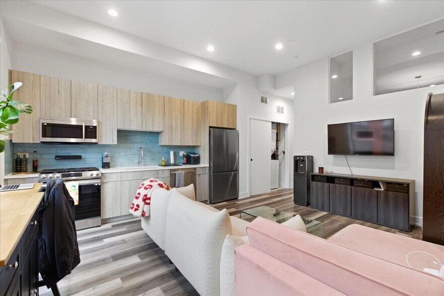 Building Photo - 2316 N Clark St