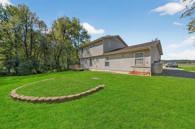 Building Photo - 531 NY-211