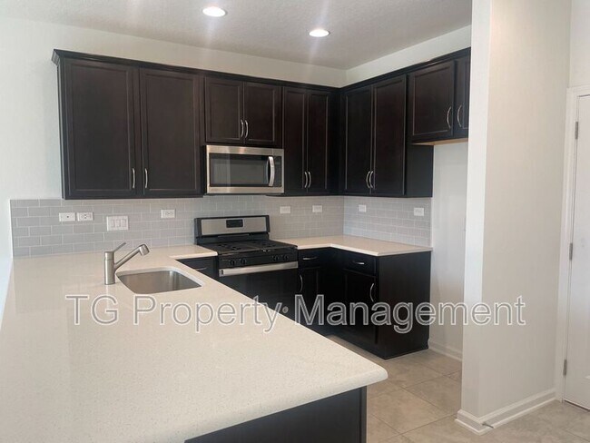 Building Photo - 40 Pinebury Ln