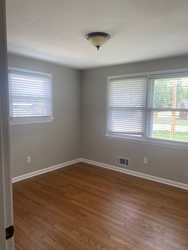 Building Photo - 704 Smith Way