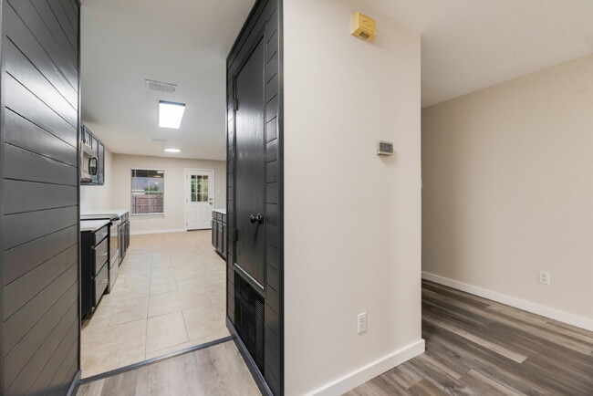 Building Photo - "Charming 3-Bedroom with 2 Bathrooms in Wy...