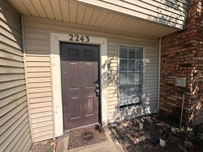 Building Photo - Spacious 2 story townhouse with fenced yard!