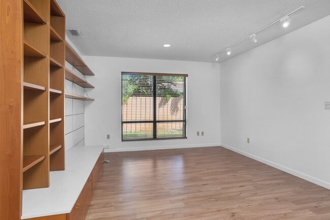 Building Photo - Beautiful home in quiet neighborhood