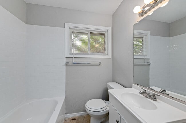Building Photo - COMING SOON! 5 Bedrooms, 2 Bathrooms in Ka...
