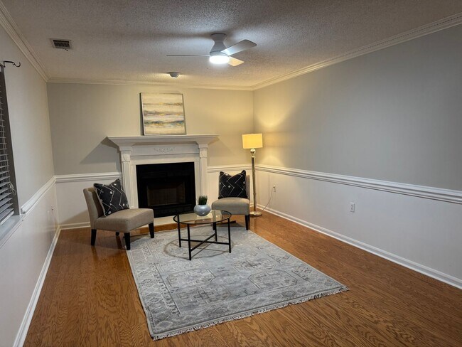 Building Photo - 2 bedroom Townhouse