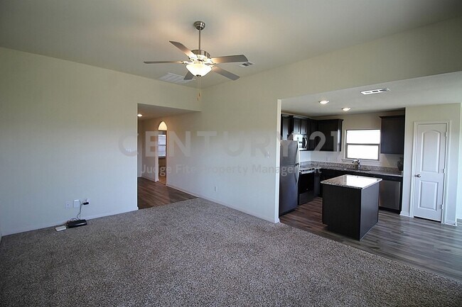 Building Photo - Charming 3/2/2 in Venus For Rent!