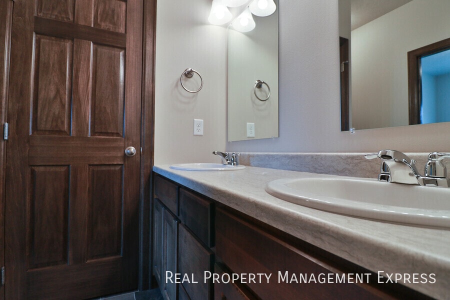 Building Photo - 3 Bedroom Luxury Townhome with 2-Stall Garage