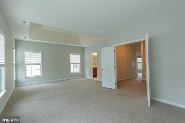 Building Photo - 305 Lewisburg Ln