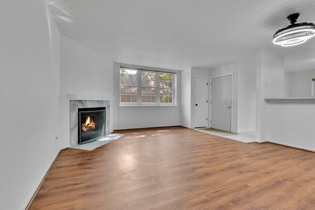 Building Photo - $1,775.00, 2-bed, 2-bath condo in Lakewood.