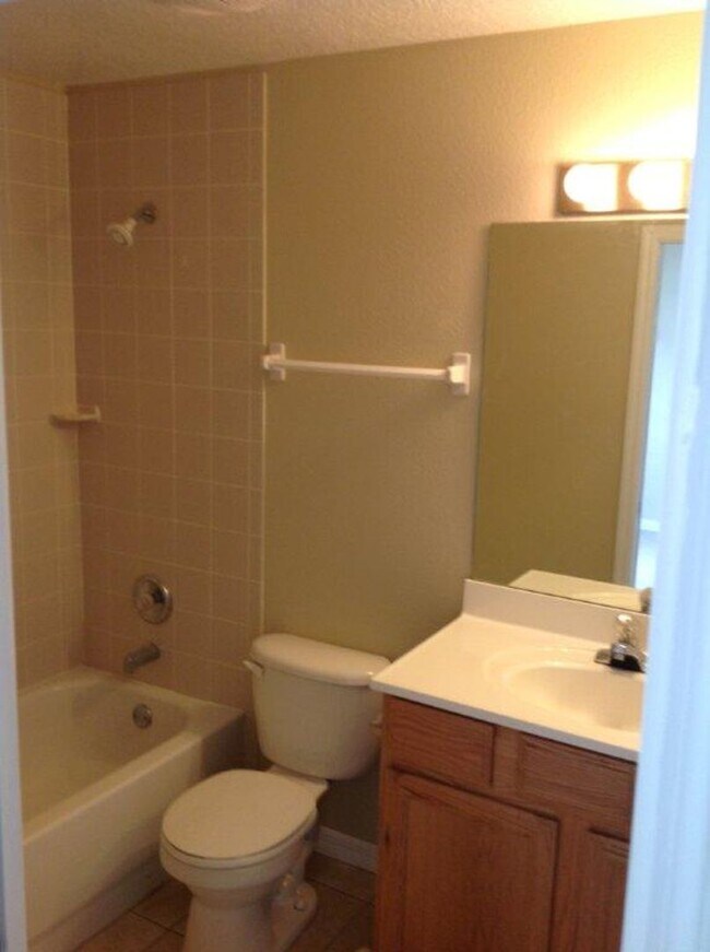 Building Photo - Taft Area/S Orange Ave - Cute 3 bedroom 2 ...