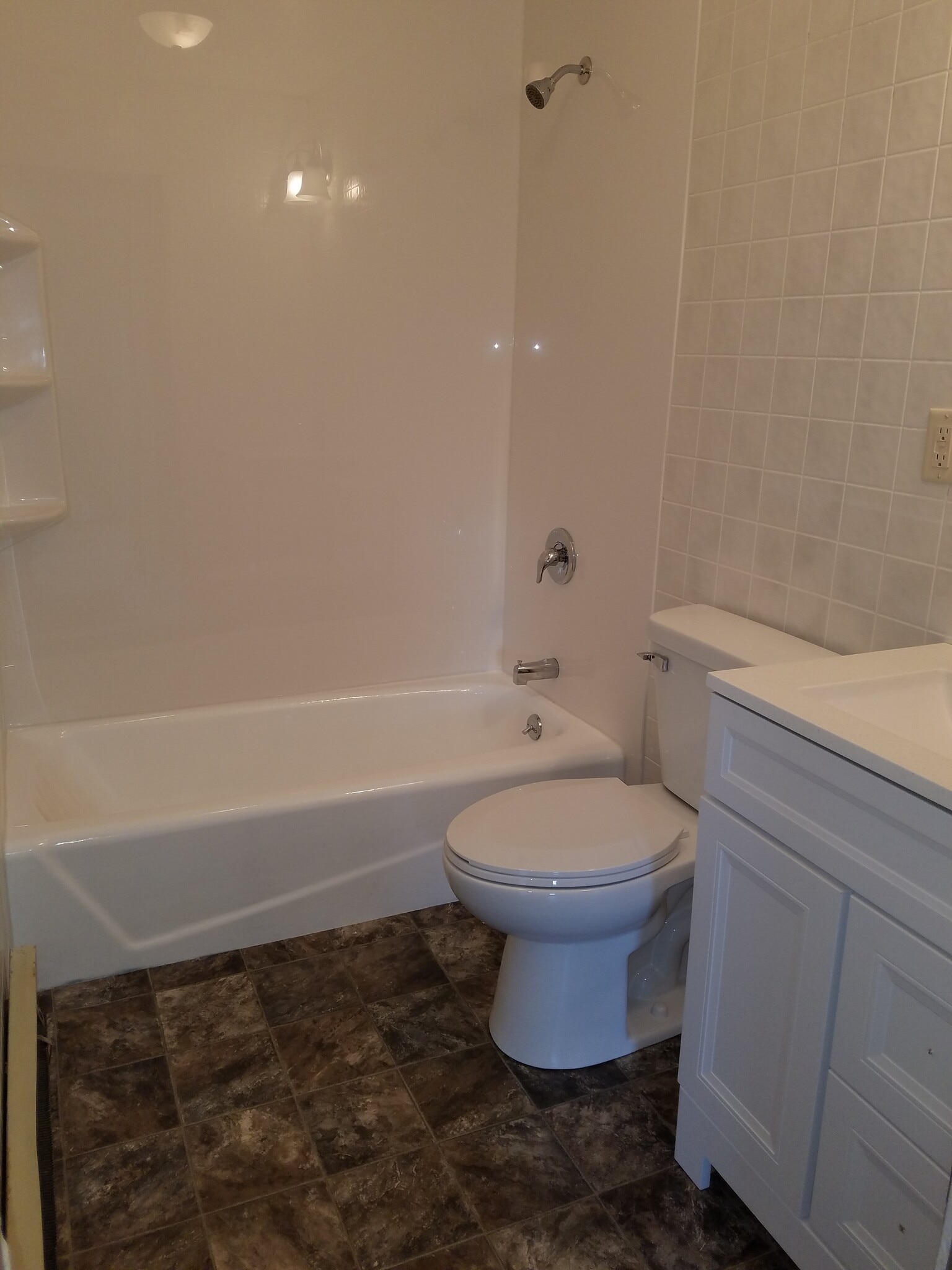 Building Photo - 816 E 6th St N