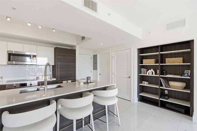 Building Photo - 301 Altara Ave