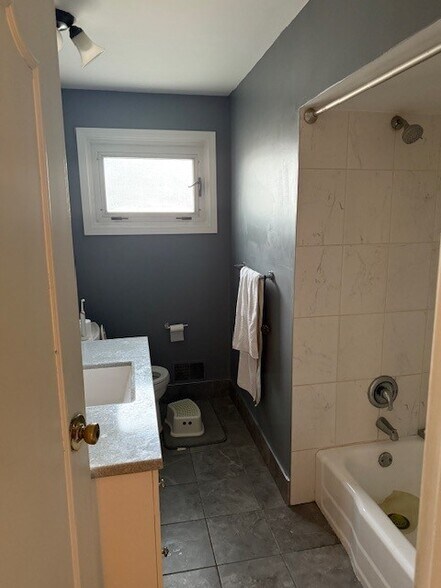 Bath 2 - 4722 Locust Ave