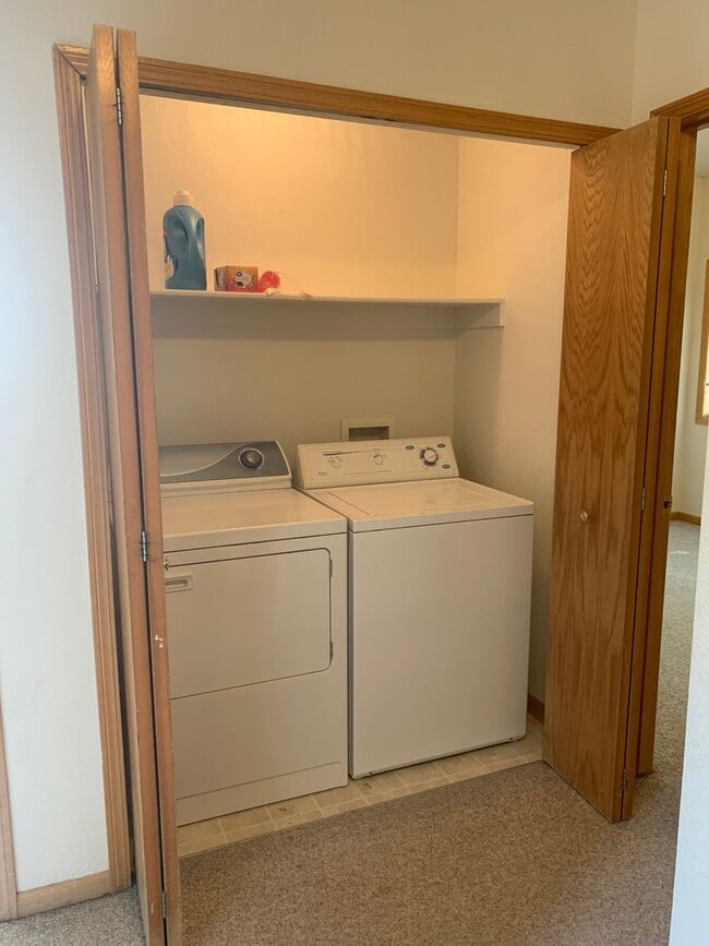 Building Photo - Beautiful 2 Bedroom + Loft  End Unit Townhome in Loveland!