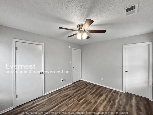 Building Photo - Limited Time Special Offer / 3 Bed, 2 Bath Home with Fenced Yard / Pet-Friendly / Available Now!