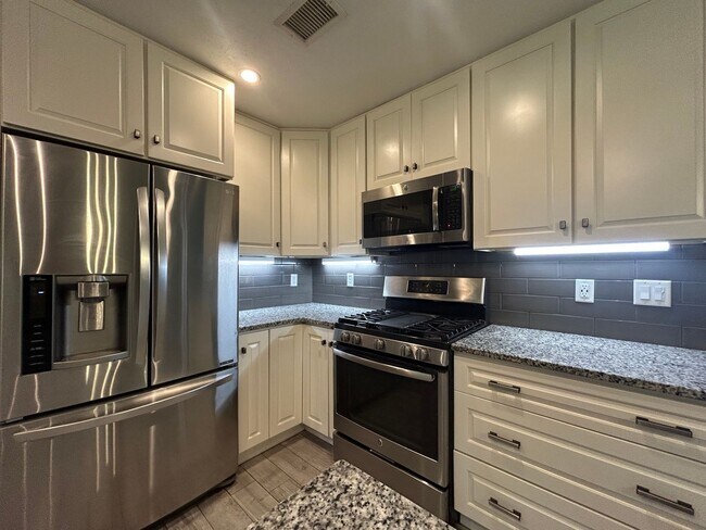 Building Photo - Dream home awaits: stunningly updated 3 be...