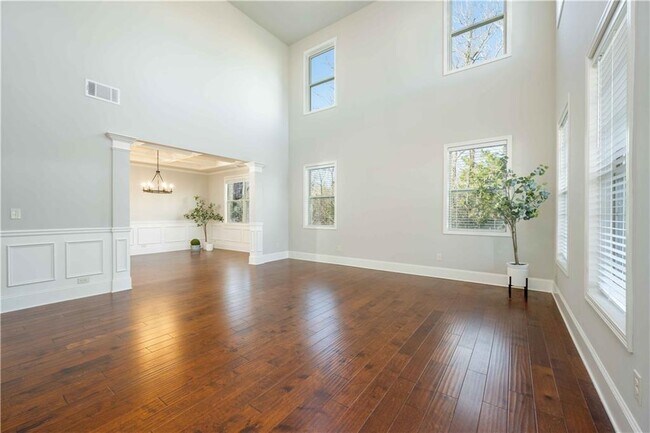 Building Photo - 5875 Chestnut Dr