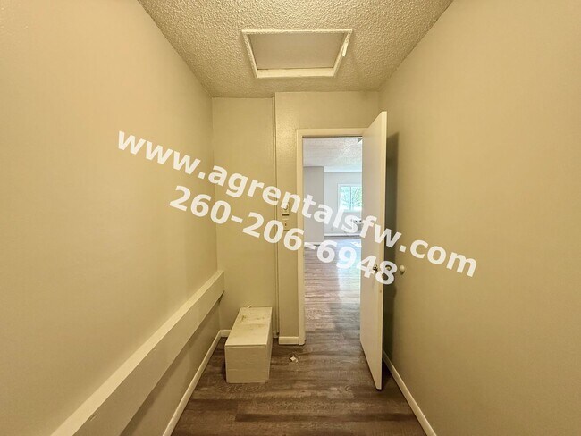 Building Photo - 1034 Lewis Pl