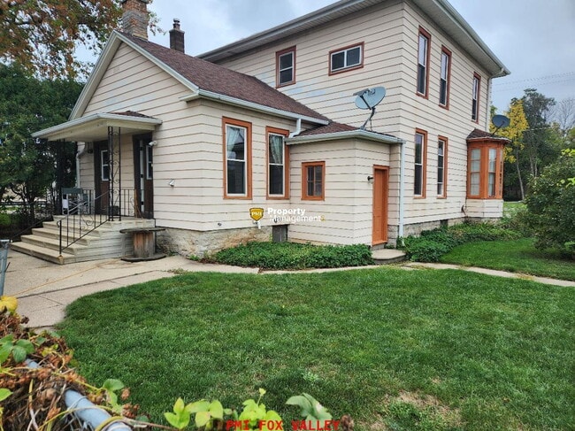 Building Photo - 2 Bedroom side by side / 421A Otter Ave Oshkosh
