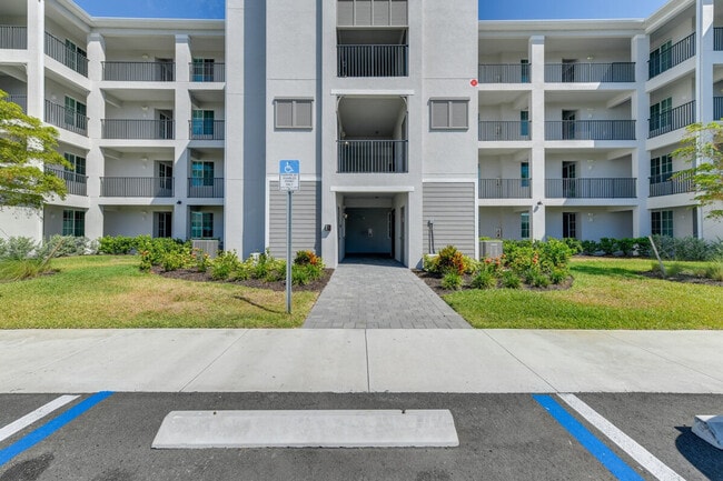 Building Photo - 12320 Wellen Golf St