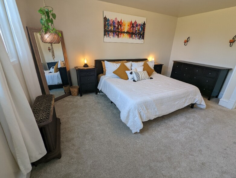 Building Photo - 1033 12th Ave