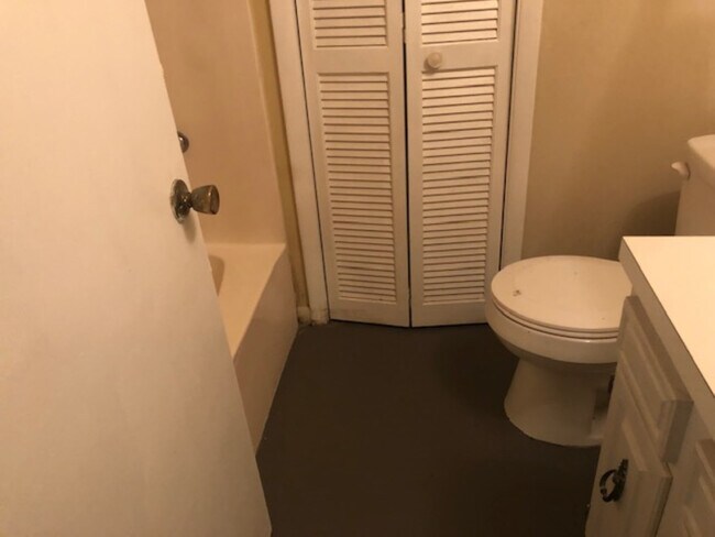 Building Photo - 408 Horne C, Raleigh - Bev Roberts Rentals & Property Management