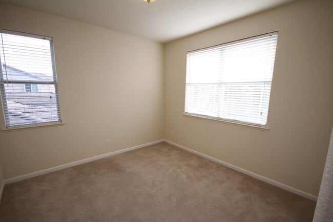 Building Photo - Located in Stonelake, 4 Bed, 2.5 Bath Elk ...